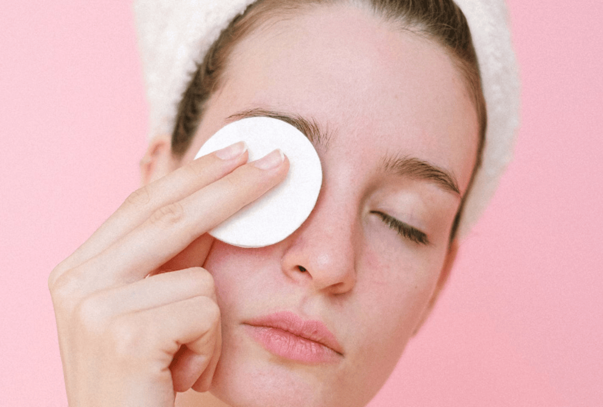 Say Goodbye to Makeup Woes: Top Makeup-Removing Facial Pads in the UAE